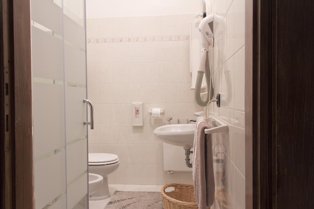 Guest House Villa De Ros 살로 객실 사진